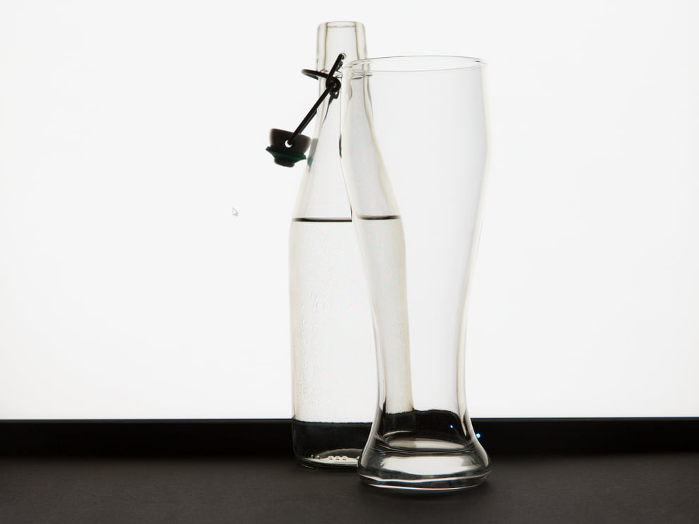 glas in front of bottle; Monitorgröße 30 × 45 cm